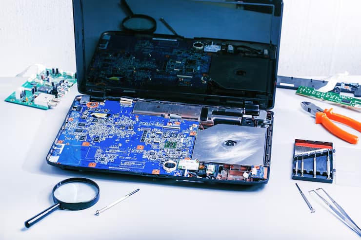How to Spot a Reliable and Top-notch Laptop Repair Service: Warning Signs and Guarantees